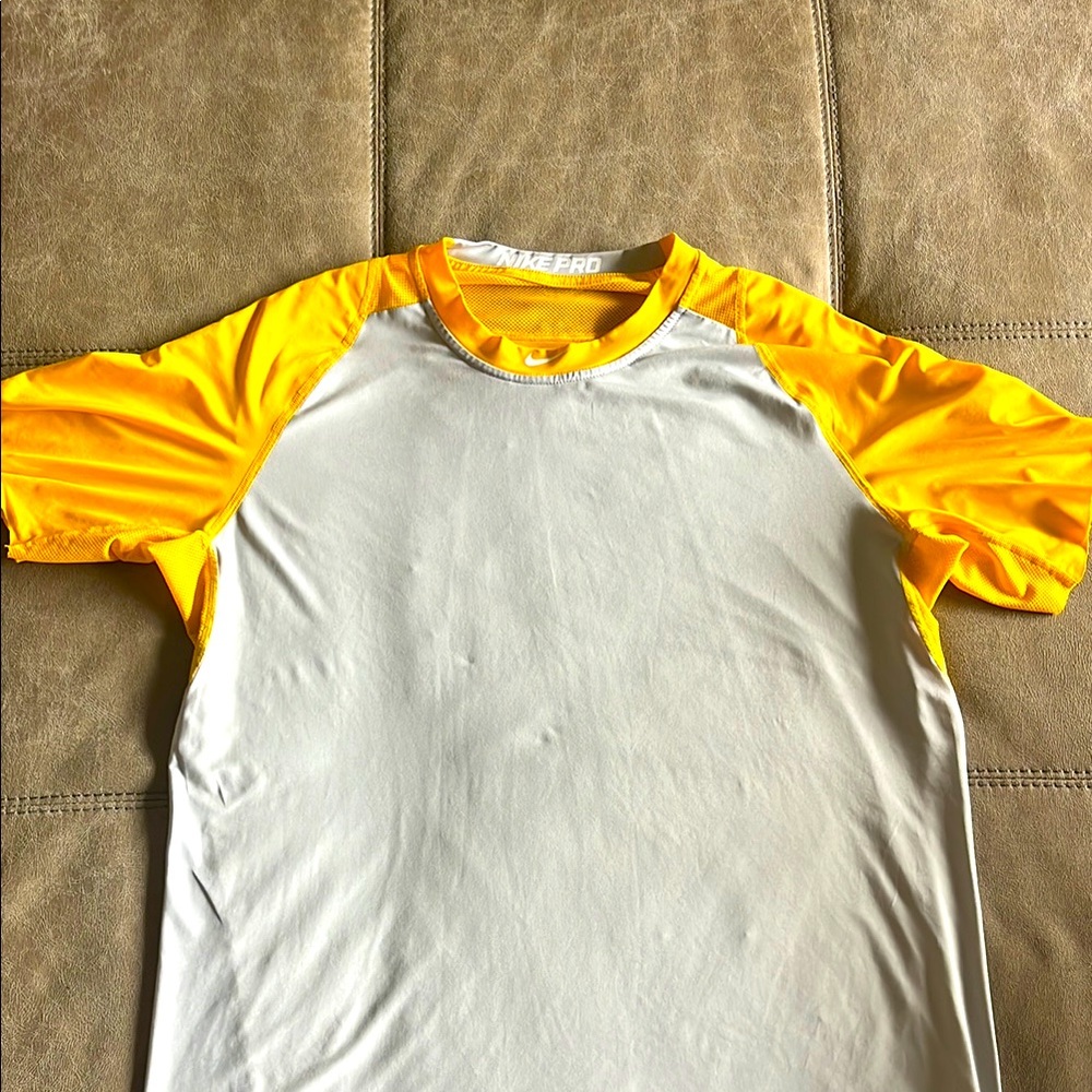 Nike Yellow/Gray MLB undershirt
Compression
Logo front of neck